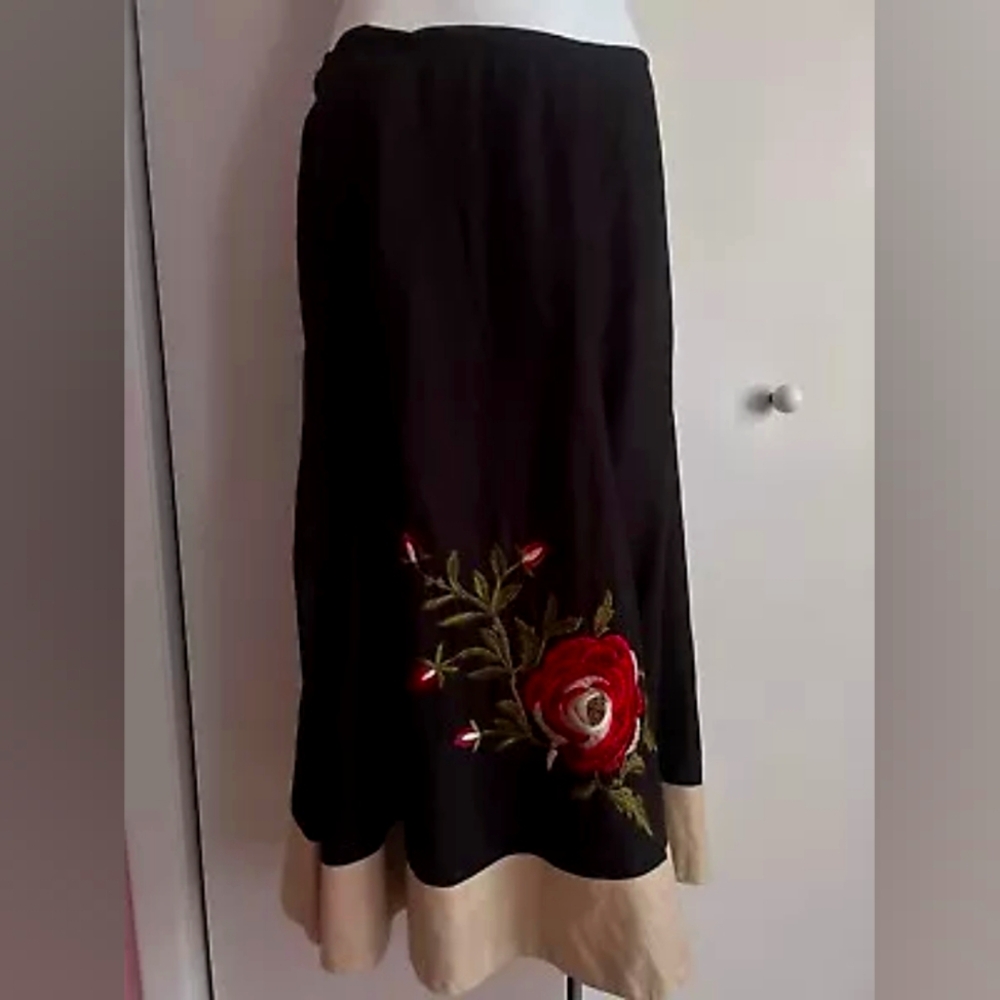 Nine West Linen Midi Trumpet Black Tan Trim Skirt Embroidered Red Flower- 16
